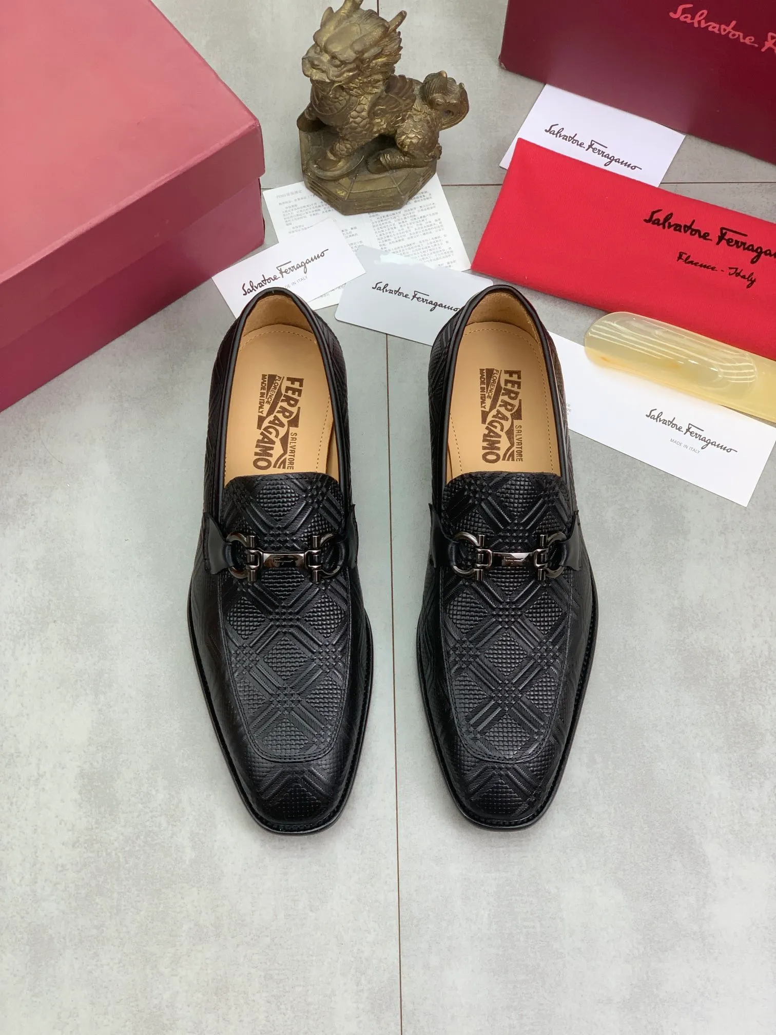 Men's Men's Shoes 💰P460💰[New Style] Water-dyed Niuli 🆘[Salvatore Ferragamo] Ferragamo's latest casual business leather shoes for men! Available at counters simultaneously! The fabric is made of specially imported original open-edge beaded calfskin, and the interior is made of imported water-dyed cowhide. It is absolutely luxurious and leads the fashion trend. Matching code: 38-45 (46 and 47 can be customized); black color optional